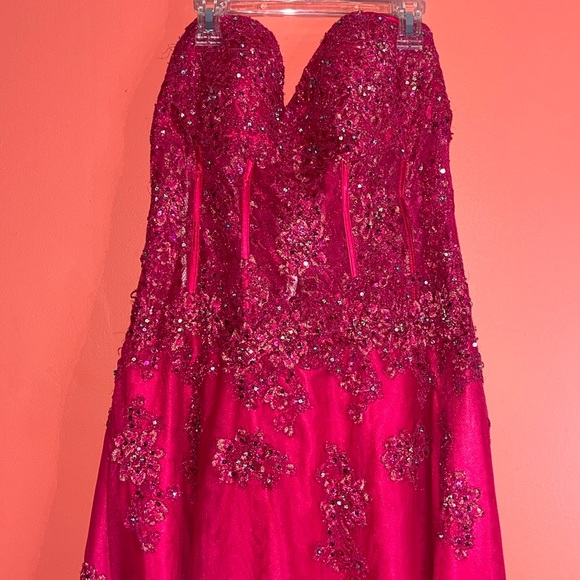 Jasz Couture Prom Dress 10 - Picture 5 of 11